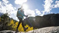 Ilustrasi mendaki gunung. ©Depositphotos/lzf.