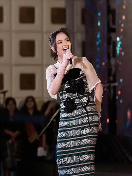 Gaya busana Lyodra saat manggung [Instagram/lyodraofficial]