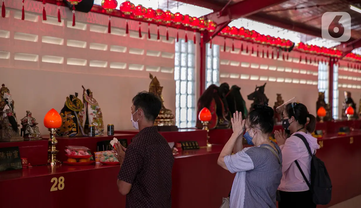 Warga bersembahyang di Vihara Dharma Bakti yang baru di kawasan Glodok, Jakarta, (1/2/2021). Peniadaan ibadah tersebut dimaksudkan untuk mengindari terjadi kerumunan warga yang berdoa di vihara. (Liputan6.com/Faizal Fanani)