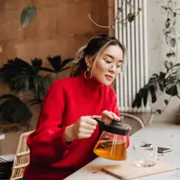 wanita minum herbal/copyright freepik/lookstudio