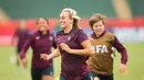 Pemain Inggris, Toni Duggan saat sesi latihan di Stadium Commonwealth, Edmonton, Kanada, Selasa (30/6/2015). Inggris akan menghadapi Jepang di semifinal Piala Dunia Wanita 2015. (AFP Photo/Geoff Robins)