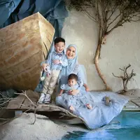 Ketiganya tampil serasi kenakan busana bernuansa biru dalam pemotretan yang dibidik oleh kamera fotografer Diera Bachir. [Foto:IG/dierabachir/victoria_makeupatelier].