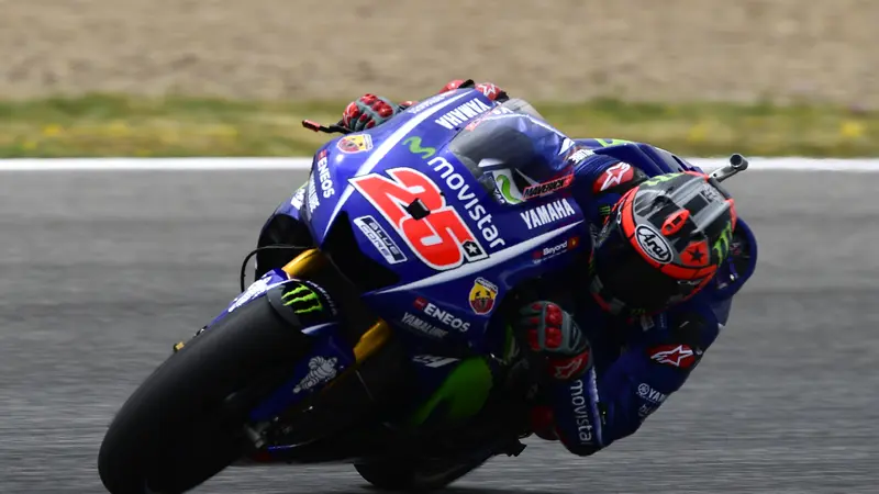 Pembalap Movistar Yamaha, Maverick Vinales, mengibarkan bendera Real Madrid pada persaingan MotoGP Spanyol 2017. Dia akan bersaing melawan Dani Pedrosa dan Marc Marquez yang mendukung Barcelona. 