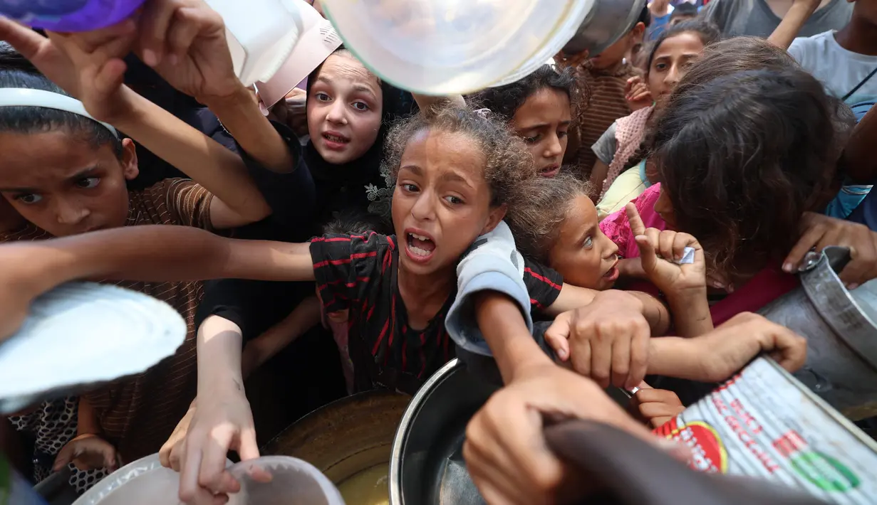 Setelah lebih dari 20 bulan perang yang menghancurkan antara Israel dan gerakan militan Hamas, kelompok-kelompok Hak Asasi Manusia (HAM) mengatakan bahwa lebih dari dua juta penduduk Gaza menghadapi kondisi kelaparan. (Eyad BABA/AFP)