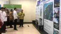 Presiden Jokowi mendapatkan penjelasan tentang maket KEK Tanjung Kelayang, di Bandara Depati Amir, Pangkal Pinang, Babel, Kamis (14/3) pagi. (Foto: Rahmat/Humas Setkab)