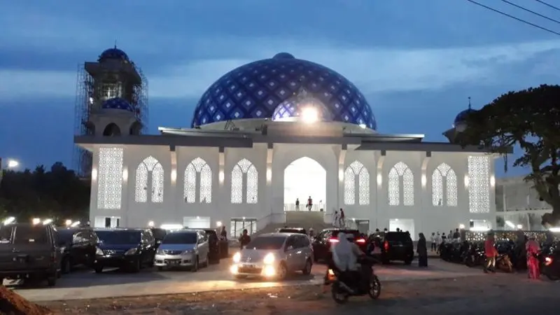 Kementerian PUPR telah membangun kembali Masjid At-Taqarrub di Desa Keude, Kecamatan Trienggadeng, Kabupaten Pidie Jaya, Aceh.