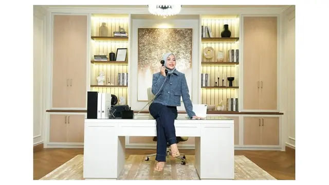 7 Potret Ruang Kerja Baru Aurel Hermansyah, Interior Memukau dan Elegan
