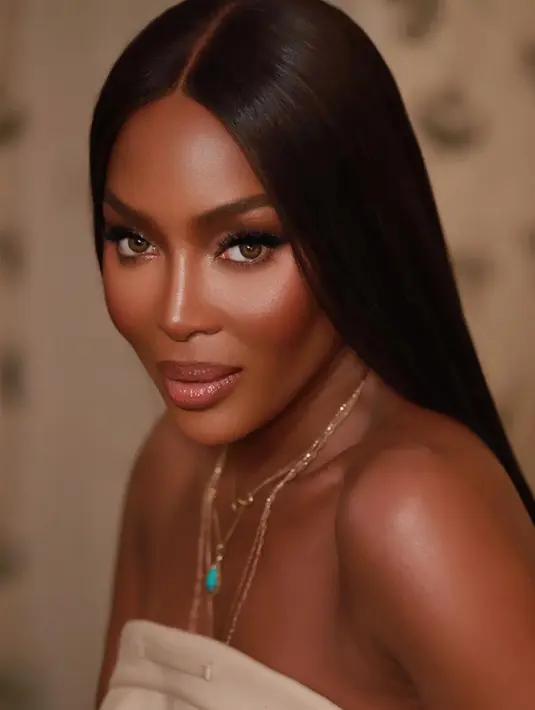 Naomi Campbell, Supermodel yang satu ini dikabarkan dekat dengan Leonardo DiCaprio saat dirinya berusia 24 tahun dan Leo berusia 20 tahun. Keduanya merupakan teman dekat, tetapi sudah lama dikabarkan memiliki hubungan lebih dari sekedar teman saat itu. (Instagram/naomi)