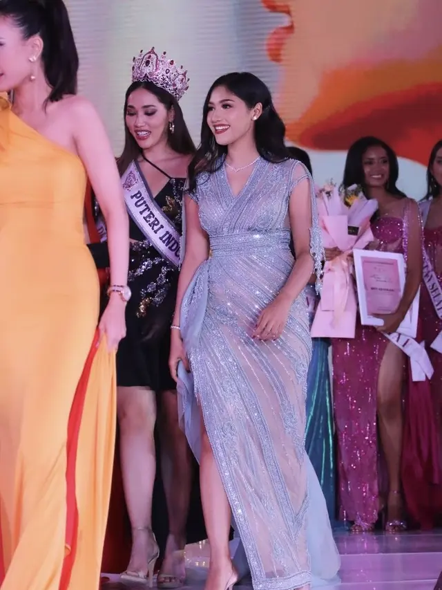 Gaya Elegan Erina Gudono Dibalut Gaun Biru dan Makeup Bold saat Jadi Juri Preliminary Putri Indonesia 2023, credit: Instagram (@erinagudono)