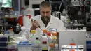 Dan Galperin saat bekerja pada pengembangan vaksin untuk virus Zika berdasarkan produksi variasi rekombinan dari protein E dari virus Zika di Protein markas Sciences Inc di Meriden, Connecticut, (20/6). (REUTERS/Mike Segar)