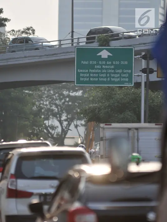 Kendaraan melintas di dekat rambu ganjil genap di kawasan Gatot Subroto, Jakarta, Minggu (1/7). papan rambu telah dipasang guna mengingatkan kepada pengendara, khususnya mobil pribadi. (Merdeka.com/Iqbal S. Nugroho)