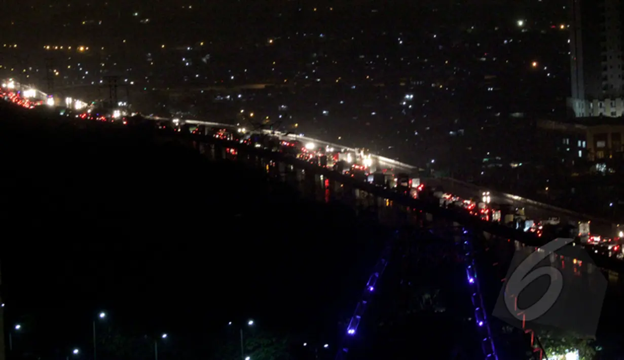 Antrian kendaraan yang mengular di Jalan Tol Pelabuhan arah Tanjung priok, Jakarta, Senin (9/2/2015). (Liputan6.com/Faizal Fanani)