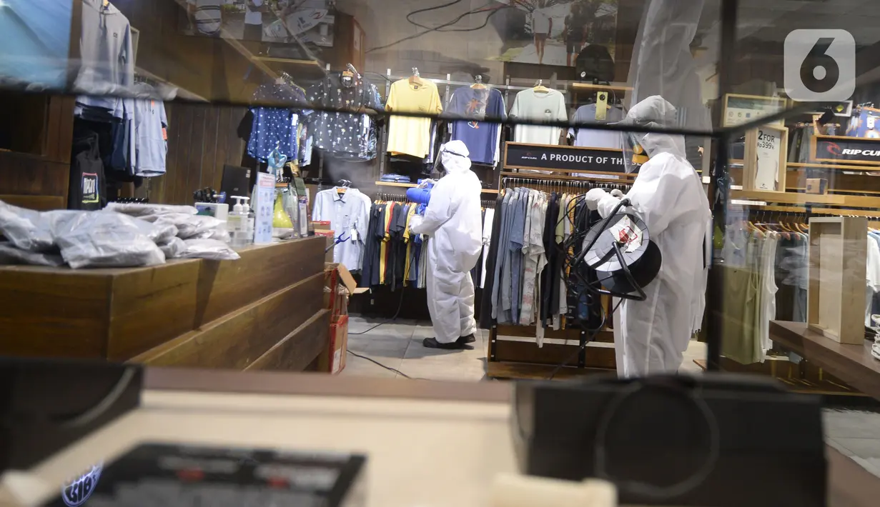 Petugas kesehatan melakukan penyemprotan disinfektan di Aeon Mall, BSD City, Kabupaten Tangerang, Banten, Jumat (7/8/2020). Penyemprotan dilakukan sebagai upaya pencegahan penularan setelah dua pegawai terindikasi positif COVID-19. (merdeka.com/Dwi Narwoko)