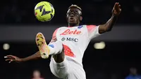 Di balik penampilan gemilang Napoli di musim 2022/2023 yang hingga kini memimpin klasemen sementara Liga Italia dengan meninggalkan para tim unggulan lainnya, terselip nama Victor Osimhen yang menjadi aktor utama dengan ketajamnnya. Hingga pekan ke-22 ia memimpin sendirian di puncak top skor ddengan 17 gol. Tak mengherankan kini ia menjadi pemain Afrika dengan nilai pasar termahal di Serie A Liga Italia musim ini. Berikut daftar lengkap 5 pemain Afrika dengan nilai pasar termahal di Serie A Liga Italia musim 2022/2023. (AFP/Filippo Monteforte)