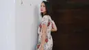 Berpenampilan girly juga menjadi gaya andalan Pamela dalam kesehariannya. Seperti kali ini, Pamela yang hanya memakai floral dress dan menjinjing tas rotannya ini terlihat sangat cantik memukau. (Instagram/pammybowie)