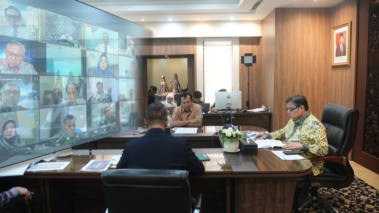 Menteri Koordinator Bidang Perekonomian Airlangga Hartarto mengadakan kegiatan audiensi dengan kelompok ahli Satgas AZEC dan Satgas Semikonduktor secara virtual, Selasa (2/4/2024). (Dok Kemenko Perekonomian)