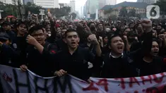 Mahasiswa Universitas Trisakti melakukan aksi unjuk rasa di sekitar Kawasan Patung Arjuna Wijaya atau Patung Kuda, Jakarta, Kamis (12/5/2022). Mereka menuntut penyelesaian kasus pelanggaran HAM yang terjadi saat aksi reformasi 1998. (Liputan6.com/Helmi Fithriansyah)