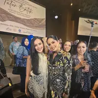 Keduanya terlihat elegan mengenakan batik dengan gaya khas masing-masing. [@bebytsabina].