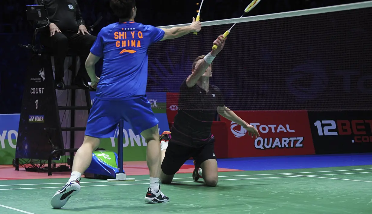 6. Viktor Axelsen - Tunggal putra nomor satu Denmark tersebut harus jatuh bangun saat melawan tungga putra asal Tiongkok, Shi Yuqi di semifinal All England 2019. (AP Newsroom)