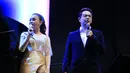Pada penampilan pertama, Jim Brickman hanya ditemani Rossa. Namun berikutnya, Rossa juga didampingi Delon. (Foto: Color Asia Live)