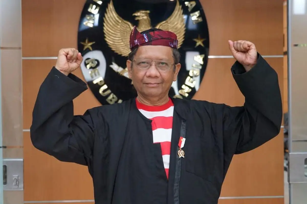 Menko Polhukam Mahfud Md mengenakan pakaian tradisional Madura, baju Sakera dalam upacara HUT ke-75 RI, Senin (17/8/2020).