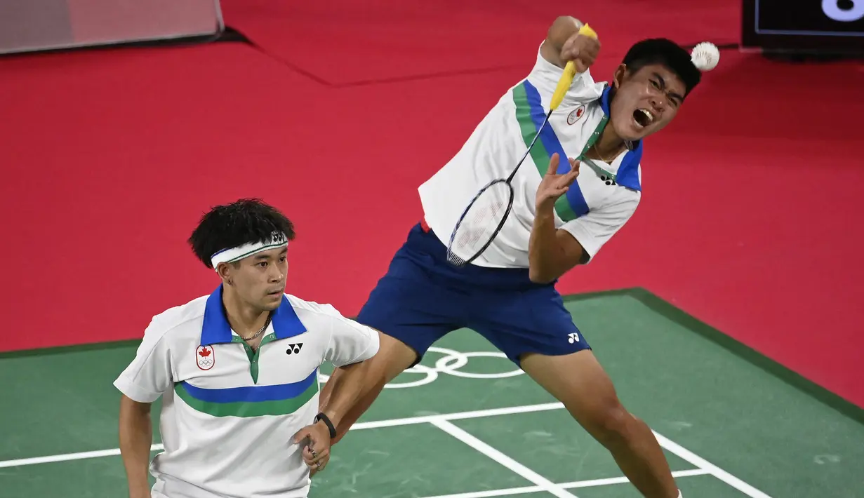 Pasangan Jason Anthony Ho-Shue/Nyl Yakura tertinggal 5-11 di interval gim kedua, dan akhirnya harus menyerah di akhir gim kedua dengan 21-11. (Foto: AFP/Alexander Nemenov)