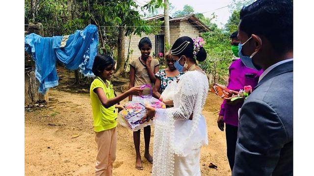 Batal Resepsi Karena Corona, Pengantin Ini Bagikan Makanan ke Orang Miskin