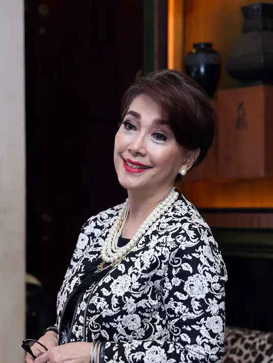 Widyawati selalu merasakan rindu dan bernostagia kebersamaan dan kenangannya bersama sang suami. Ia juga senantiasa mengirim doa dan mengunjungi makam Almarhum suaminya tersebut. (Nurwahyunan/Bintang.com)