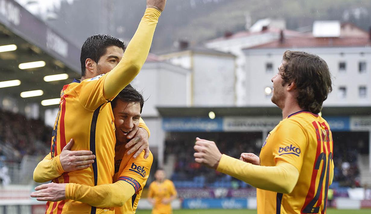 10. Penyerang Barcelona, Luis Suarez, merayakan gol yang dicetaknya ke gawang Eibar pada laga La Liga Spanyol di Stadion Ipurua, Minggu (6/3/2016). Eibar takluk 0-4 dari Barcelona. (AFP/Ander Gillenea)