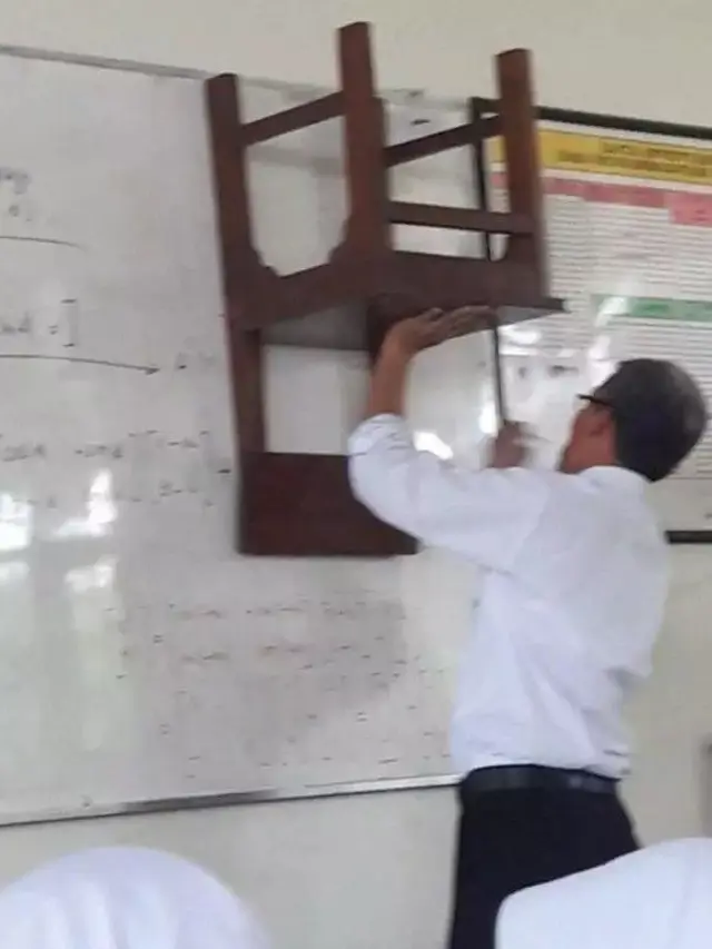 6 Tingkah Guru Cowok Saat Mengajar Ini Bikin Tepuk Jidat