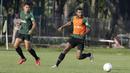 Pemain Timnas Indonesia U-22, Marinus Wanewar, menggiring bola saat latihan di Lapangan ABC, Senayan, Jakarta, Jumat (11/1). Latihan sekaligus seleksi pemain ini untuk persiapan turnamen Piala AFF U-22. (Bola.com/M Iqbal Ichsan)