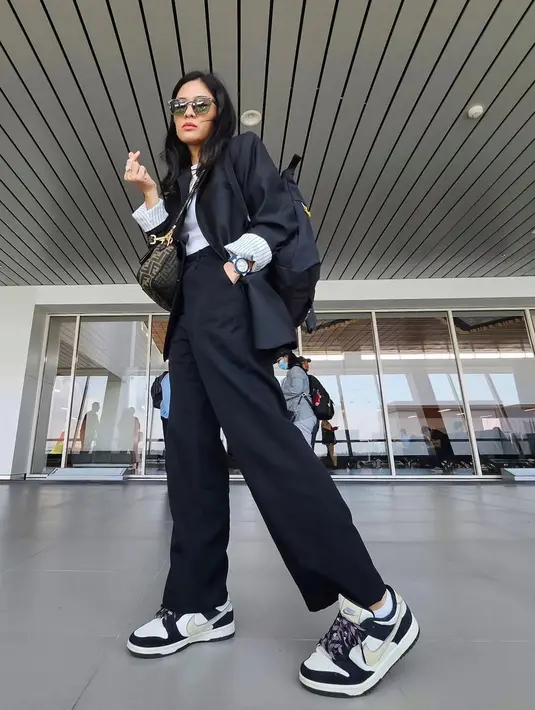 <p>Dalam potret berikut, Dian tampil dengan mengenakan outfit era 2000-an. Sedangkan yang tak kalah menarik perhatian adalah alisnya yang tampak segaris melengkung. [Instagram/therealdisastr]</p>