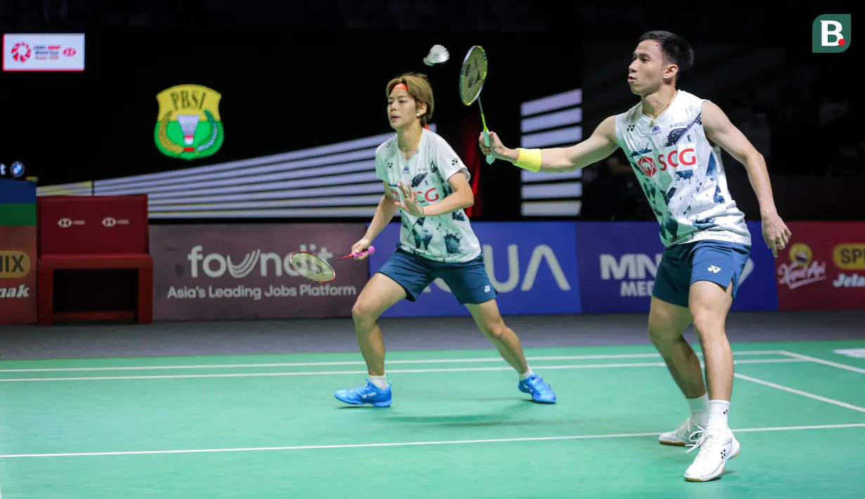 Pebulu tangkis ganda campuran Thailand, Dechapol Puavaranukroh/Sapsiree Taerattanachai berusaha mengembalikan kok ke arah pasangan Indonesia, Dejan Ferdinansyah/Gloria Emanuelle Widjaja pada babak perempat final Indonesia Open 2024 di Istora, Senayan, Jakarta, Jumat (07/06/2024). (Bola.com/Bagaskara Lazuardi)