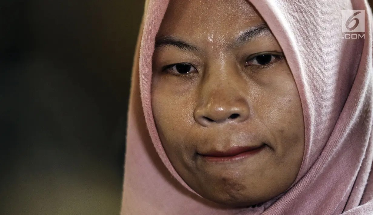 Terpidana kasus pelanggaran UU ITE, Baiq Nuril Maknun saat bertemu pimpinan DPR di gedung Nusantara III, Kompleks Parlemen Senayan, Jakarta, Selasa (16/7/2019). Pimpinan DPR telah menandatangani surat pertimbangan pemberian amnesti kepada Baiq Nuril. (Liputan6.com/Johan Tallo)