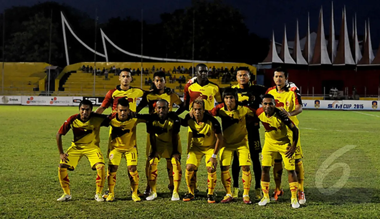 Kesebelasan Sriwijaya FC berfoto bersama sebelum laga melawan Semen Padang di SCM Cup 2015, Stadion H Agus Salim, Padang, Senin (19/1/2015). Sriwijaya FC unggul 2-1 atas Semen Padang. (Liputan6.com/Johan Tallo)