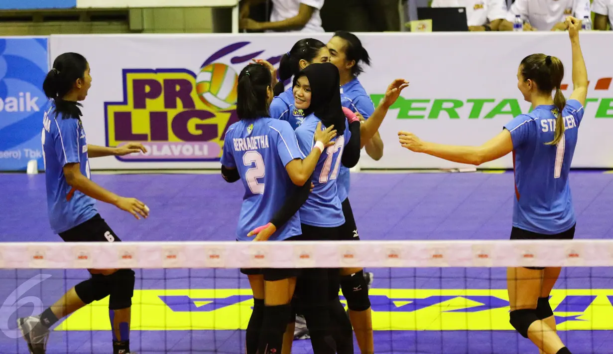 Pebola voli putri Jakarta Electrik PLN meluapkan kegembiraan usai mencetak angka dari tim Jakarta Pertamina Energi pada final four Proliga 2017di GOR C'Tra Arena, Minggu (16/4). Jakarta Electrik PLN menang dengan skor 3-1. (Liputan6.com/Yoppy Renato)