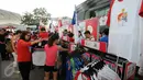 Ribuan warga, baik domestik maupun manca negara mendatangi lokasi pembukaan SEA Games 2015 di National Stadium Singapura, Jumat (5/6/2015). Sambil menunggu waktu, beberapa warga terlihat memilih souvenir SEA Games 2015. (Liputan6.com/Helmi Fithriansyah)
