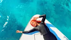 Liburan ke Maldive, salah satu wisata unggulan dari negara ini adalah pemandangan indah pantai dengan pasir putih dan air yang jernih. Dalam liburan ke Maldive, Tasya Farasya, banyak abadikan momen serunya saat naik kapal dengan mengenakan baju menyelam. (Liputan6.com/IG/@tasyafarasya)