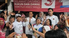 Cagub DKI Jakarta, Anies Baswedan berfoto bersama saat melakukan kunjungan ke Gang Sawo, Ampera, Jakarta Selatan, Senin (20/3). Dalam kunjungannya Anies mensosialisasikan program JKP Plus. (Liputan6.com/Yoppy Renato)