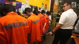 Petugas menunjukkan sejumlah pria yang dianggap preman di Mapolres Metro Jakarta Selatan, Selasa (5/9). Para pelaku yang diamankan diduga memalak, pengamen yang mengancam, dan pelaku pungutan liar. (Liputan6.com/Immanuel Antonius)