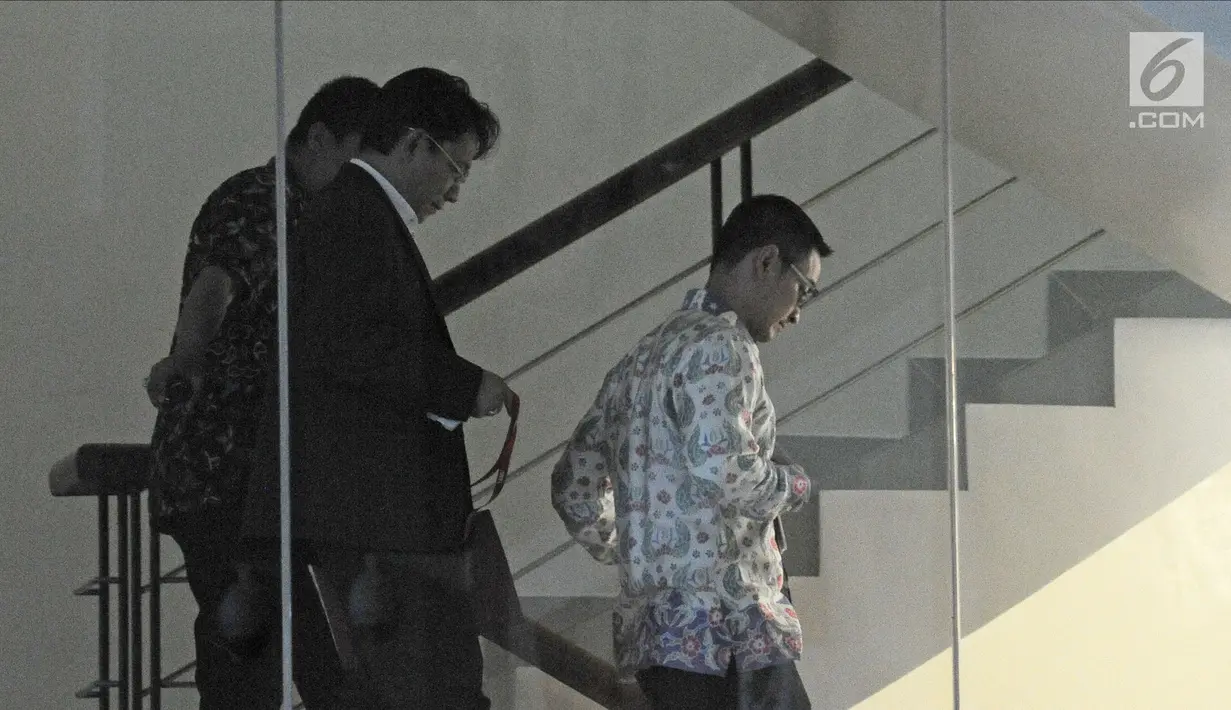 Gubernur Jambi Zumi Zola menuruni anak tangga usai menjalani pemeriksaan di Gedung KPK, Jakarta, Kamis (15/2). Kasus yang menjerat Zumi Zola ini merupakan pengembangan dari kasus suap pegesahan APBD 2018. (Liputan6.com/Herman Zakharia)