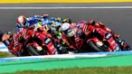 Pebalap Ducati Lenovo, Francesco Bagnaia (kiri)&nbsp;memacu motornya saat MotoGP Australia 2022 yang berlangsung di Sirkuit Phillip Island pada Minggu (16/10/2022) pagi WIB. (AFP/Paul Crock)