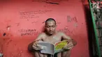 Santri beristirahat sambil membaca buku agama dalam ruangan berjeruji di Pesantren Rehabilitasi Narkoba Hikmah Syahadah, Pasir Nangka, Tigaraksa, Tangerang, Rabu (4/9/2019). Sekitar 50 santri yang umumnya mantan pecandu narkoba menjalani terapi penyembuhan di pesantren ini. (merdeka.com/Arie Basuki)