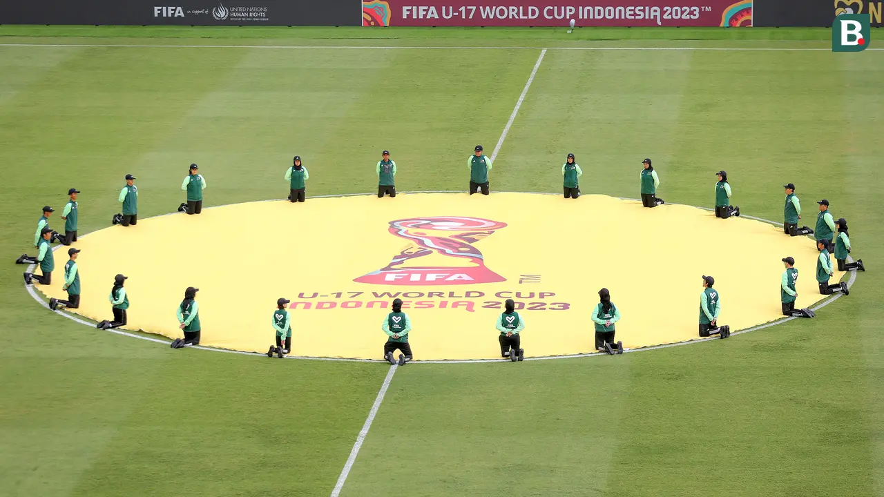 Foto: Aksi Kompak Para Petugas Bendera di Piala Dunia U-17 2023, Bikin Pembuka Laga Lebih Berwarna