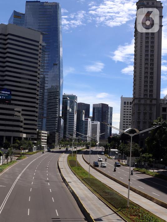 Sejumlah kendaraan melintasi jalan di kawasan Sudirman, Jakarta, Jumat (25/12/2020). Libur Natal dan Tahun Baru 2021 membuat jalanan di beberapa wilayah Ibu Kota terpantau lengang tanpa kemacetan. (Liputan6.com/Angga Yuniar)