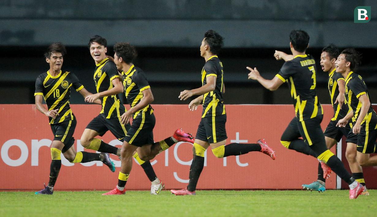 <p>Pemain Timnas Malaysia U-19 merayakan gol yang dicetak oleh Muhammad Faiz ke gawang Timnas Laos U-19 pada laga final Piala AFF U-19 2022 di Stadion Patriot Chandrabhaga, Bekasi, Jumat (15/7/2022). (Bola.com/Bagaskara Lazuardi)</p>