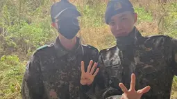 Dalam unggahan terbaru Jin di Instagram, ia mengunggah dua foto terkini. Potret pertama, ia berpose bersama J-Hope dengan pakaian militer. &ldquo;Sersan Kopral (sedang cuti),&rdquo; begitu captionnya. (Foto: Instagram/ jin)