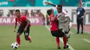 Bek Indonesia, I Putu Gede menghadang pemain Uni Emirat Arab (UEA) pada Asian Games 2018 di Stadion Wibawa Mukti, Jawa Barat, Jumat (24/8). Indonesia kalah dari UEA lewat drama adu penalti. (Bola.com/Vitalis Yogi Trisna)