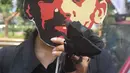 Aktivis yang tergabung dalam Komite Aksi Solidaritas Untuk Munir (Kasum) mengggelar aksi terkait 18 tahun pembunuhan munir di depan Komnas HAM, Jakarta, Rabu (7/9/2022). Dalam aksinya mereka menuntut agar Komnas HAM untuk segera menetapkan kasus pembunuhan Munir sebagai pelanggaran HAM Berat.  (Liputan6.com/Herman Zakharia)