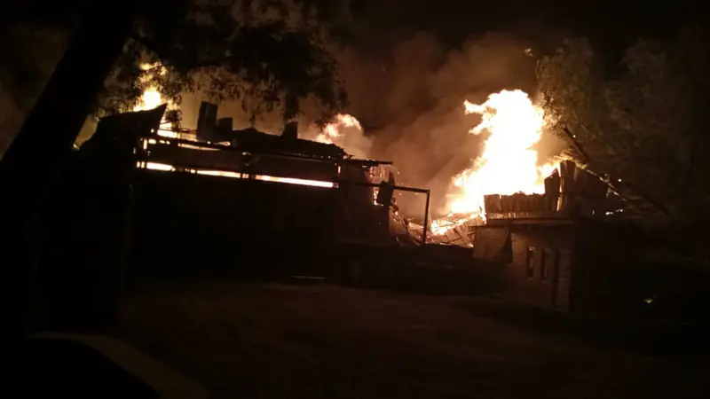 Pipa Meledak Saat Gudang Semen Pabrik Indocement Cirebon Terbakar